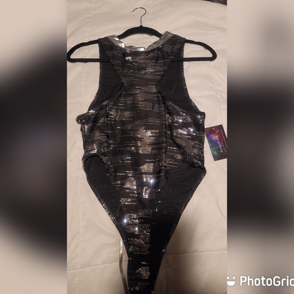 One piece - Picture 2 of 3